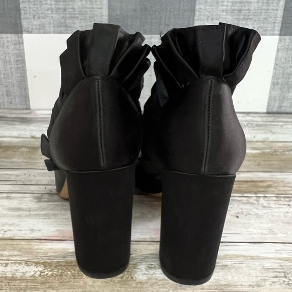 Botkier New York Vienna Ruffle Pump - Picture 5 of 16